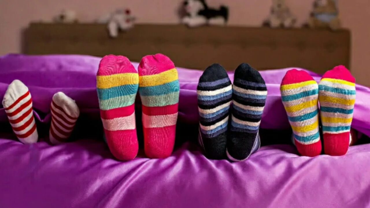 Можно спать в носках. Sock sleeping. Спальня в Арле носки funny Socks. Socks with funny text.