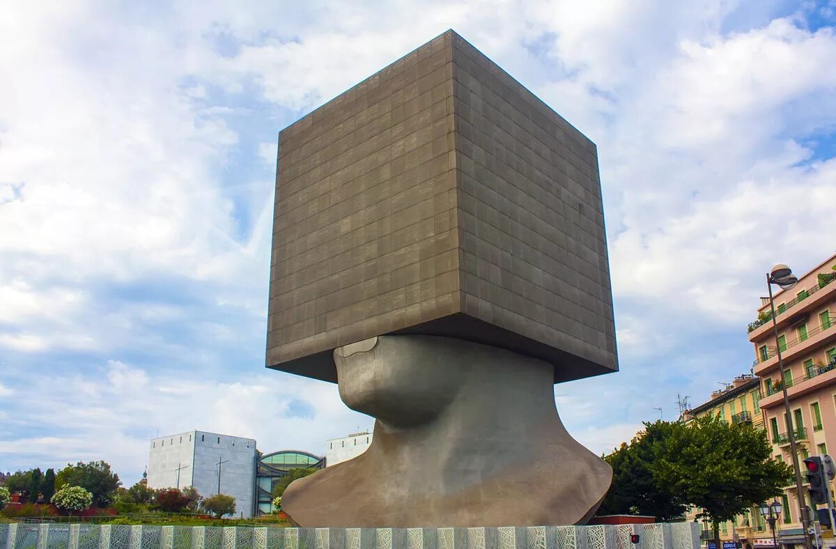 Большая квадратная голова. Новая национальная библиотека чехии. Статуя квадрата. Квадратноголовый человек. Люди с маленьким лбом.