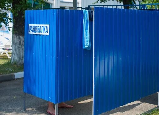 Кабинка для переодевания из дерева. Стойка для уличного душа. Душевая стойка для пляжа. Душевая на пляже. Душевые кабинки на пляже.