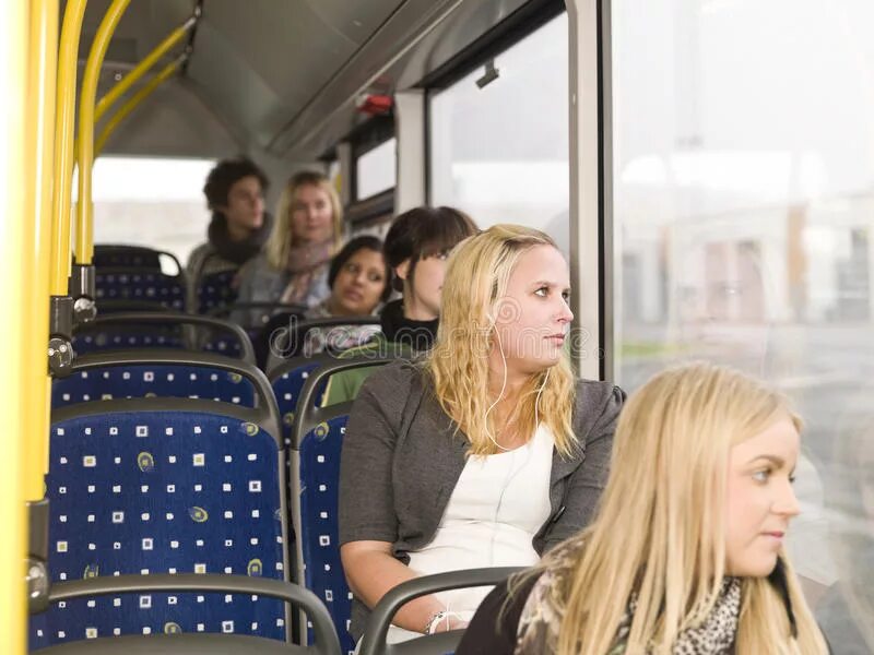 Женщина в автобусе. Съёмка в автобусе. Люди в автобусе подруга. Девушка и автобус фотосессия. Русские женщины в автобусе