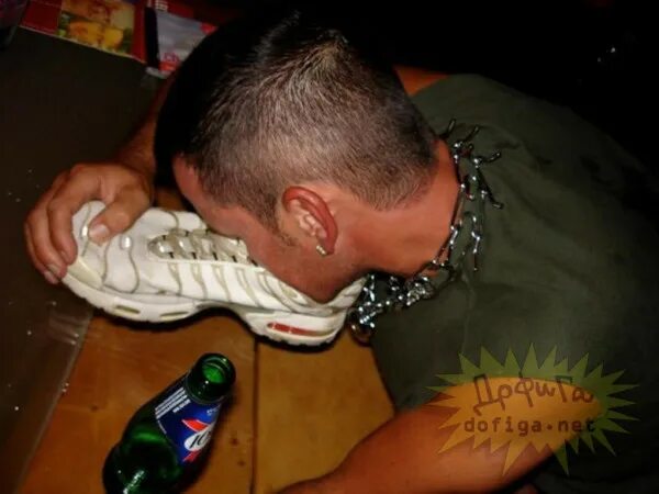 Нюхает кроссовки. Gay кроссовки. Парень нюхает кроссовки парня. Мальчики нюхают кроссовки. Нюхает кроссовки.