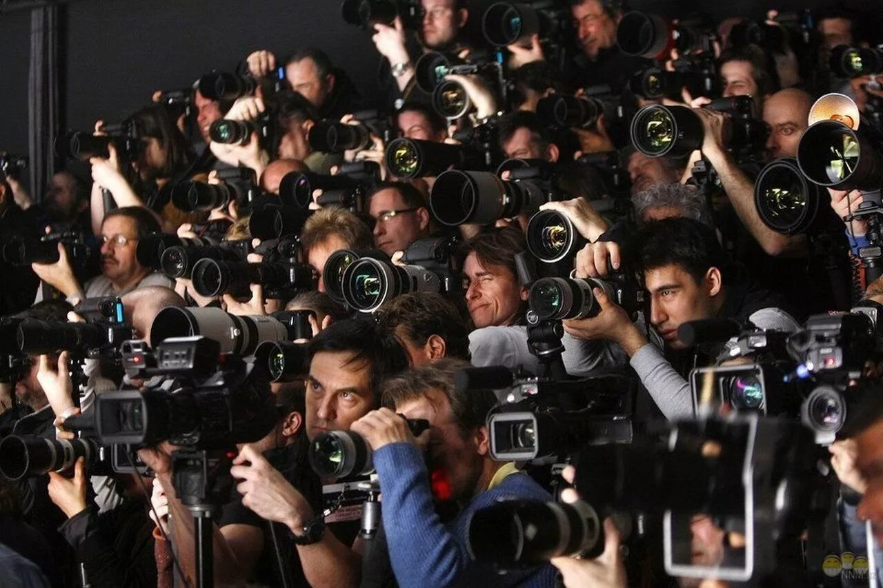 Журналист с фотоаппаратом. Человек и много камер. Много людей с фотоаппаратами. Толпа фотографов. Камера смотрит ру