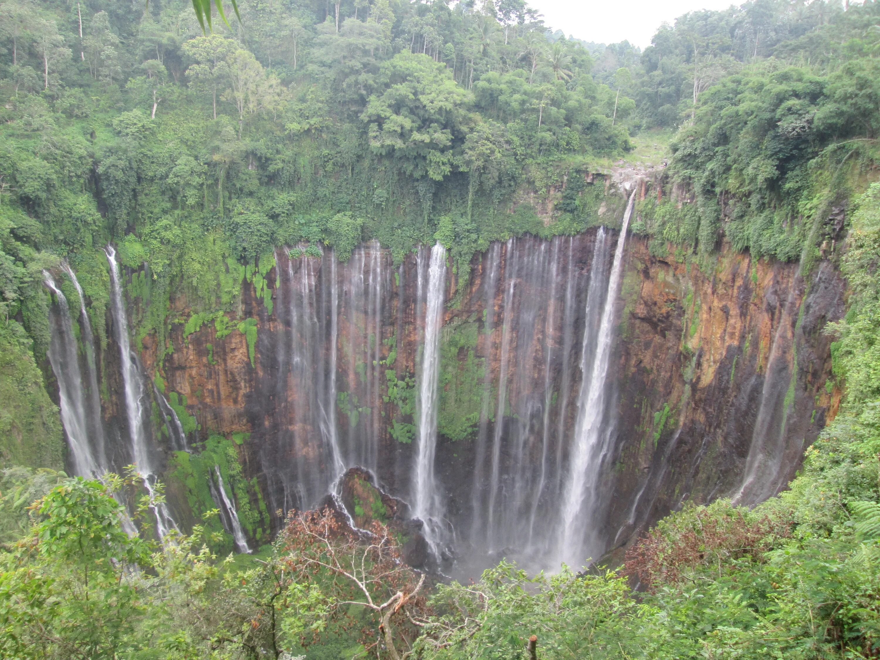 Mount semeru and waterfall. Тумпак севу. Tumpak sewu. Sewu индонезия. Водопад тумпак севу, индонезия.