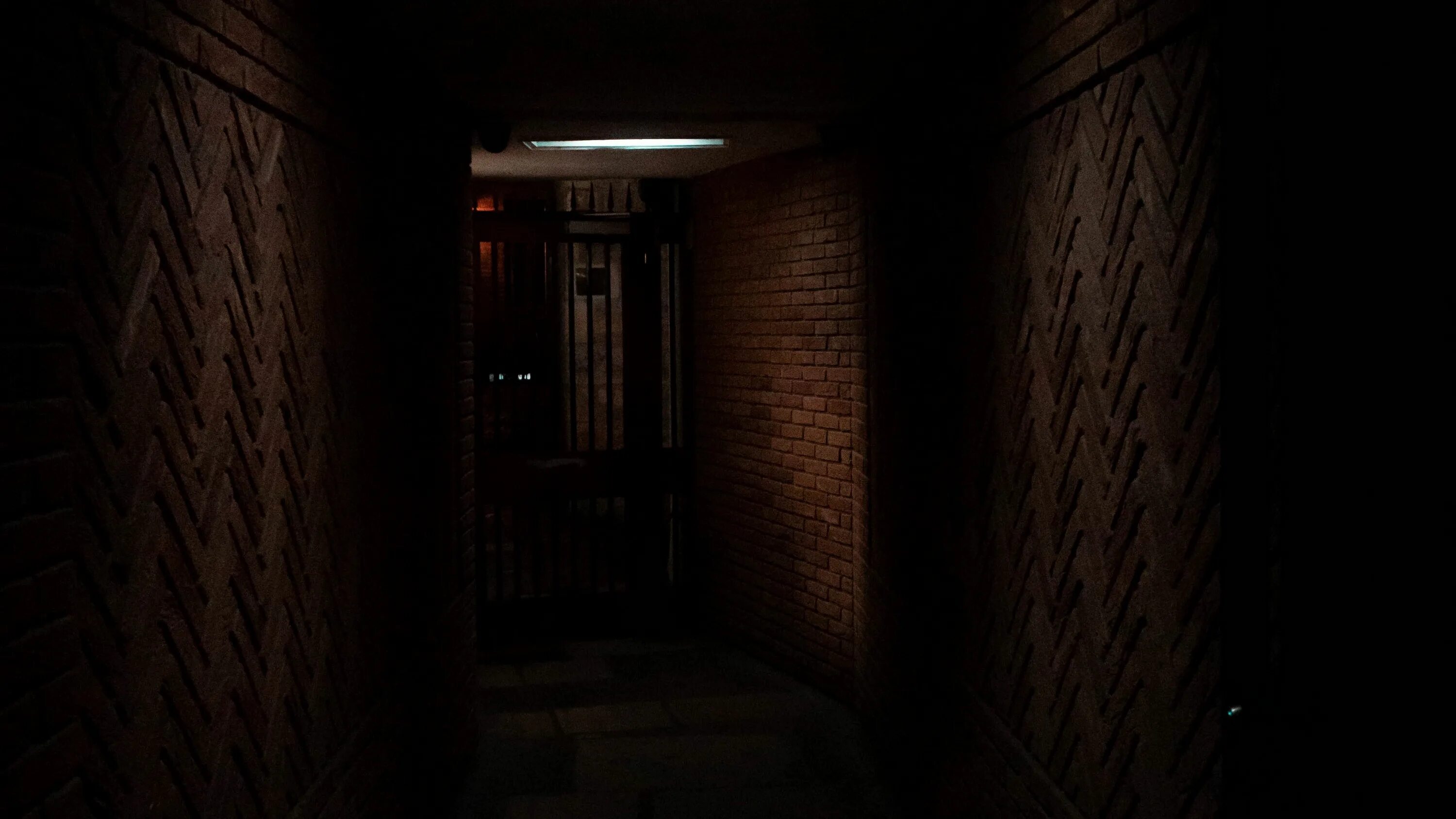 Темный коридор тюрьмы Вентворт. Темный коридор. Коридор в темноте в квартире. Мрачный коридор квартиры.