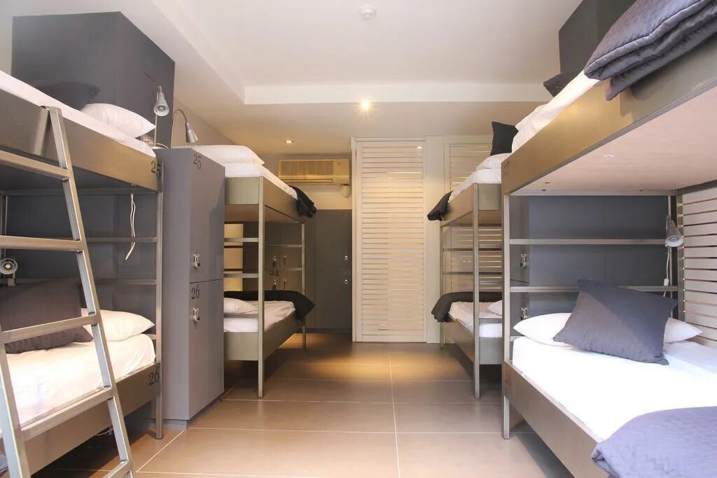 Человек в комнате. Интерьер маленькой комнаты. М жилой. Проекты хостелов. Интерьер комнаты для молодого человека 12 кв.