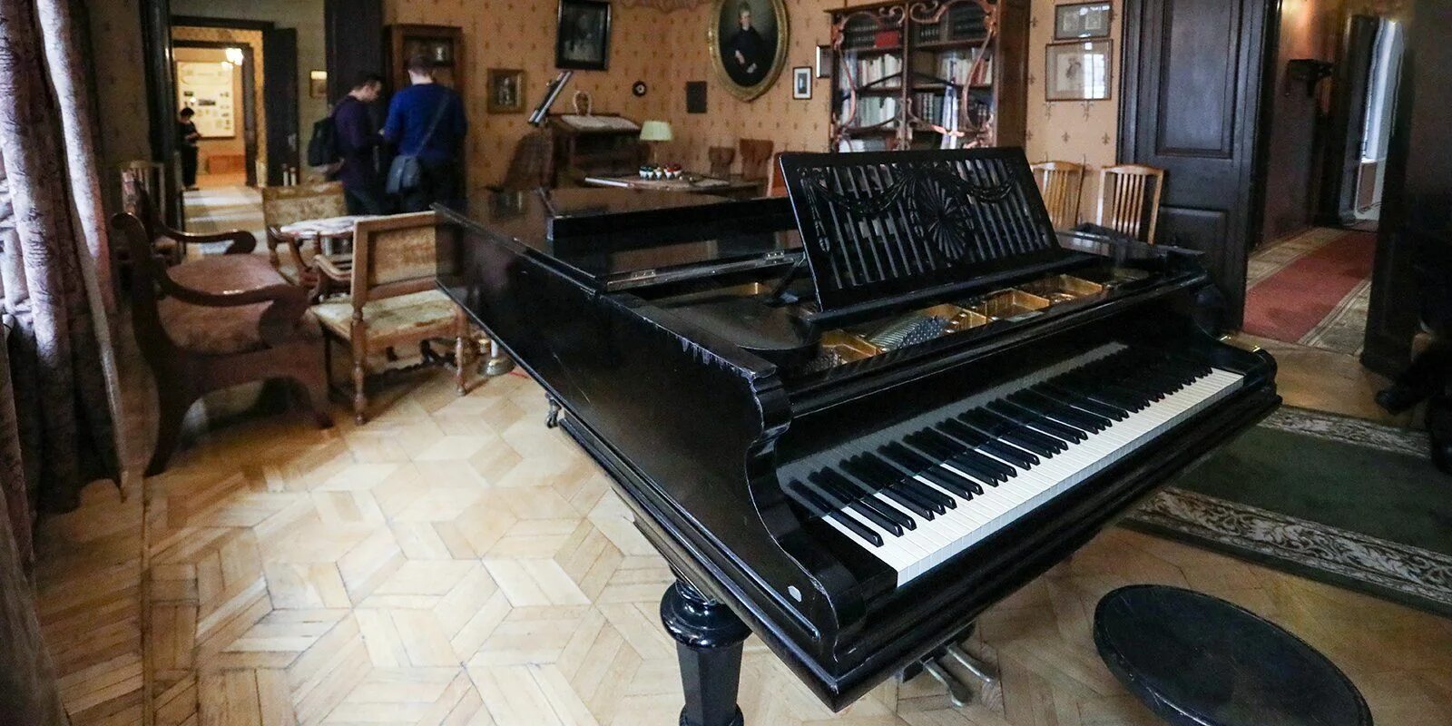 Единственное украшение дома композитора рояль. Рояль скрябина bechstein. рояль рахманинова bechstein. рояль бехштейн скрябин. музей скрябина рояль фирмы беккер.