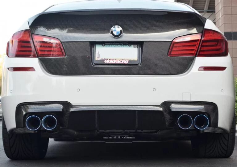 BMW m5 f10 Exhaust. BMW m5 f10 выхлоп. БМВ м5 ф10 выхлоп. Выхлоп BMW f10 520. Акрапович м5