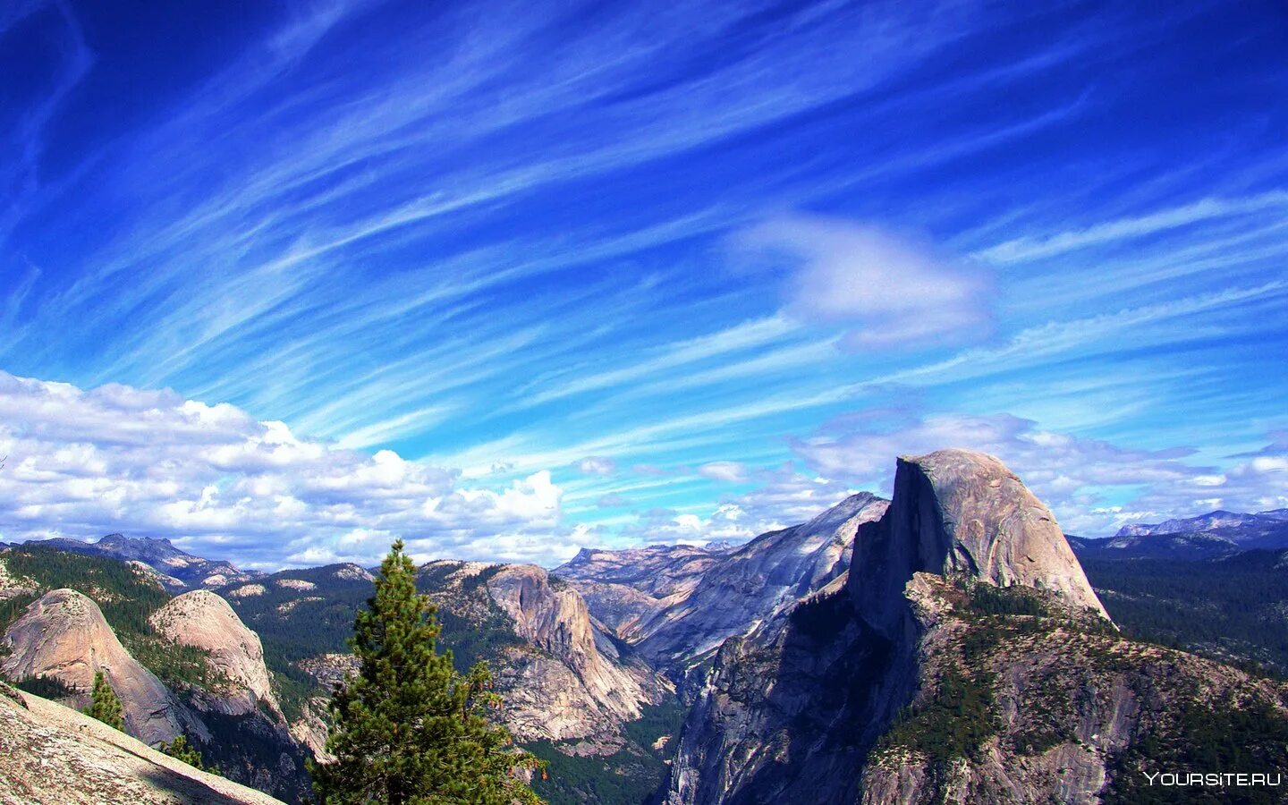 Облака над горами. Над облаками. Горы выше облаков. Вид с вершины эвереста. Вижу над горой.