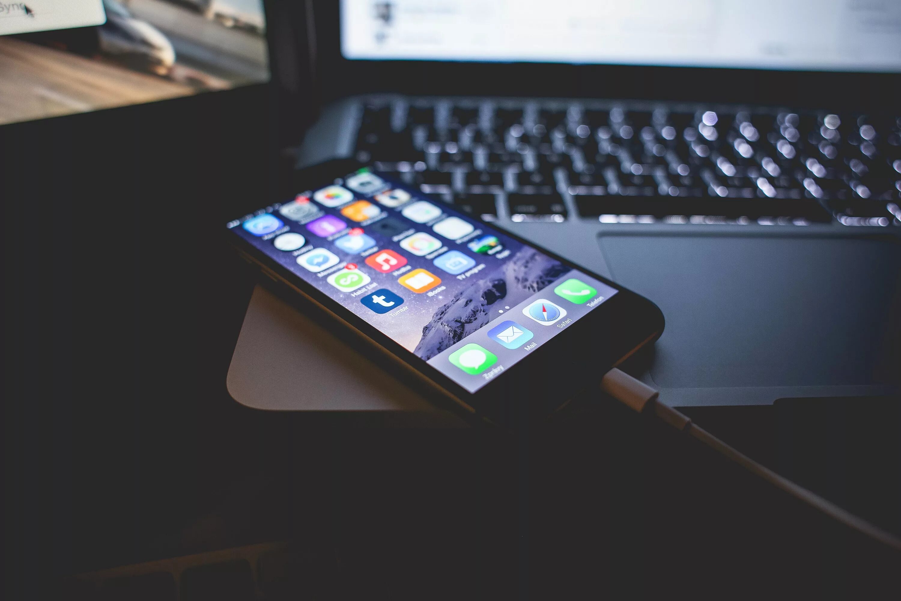 Смартфон является компьютером. Iphone 14 pro max. айфон 12 и макбук. айфон на столе. смартфон на столе.