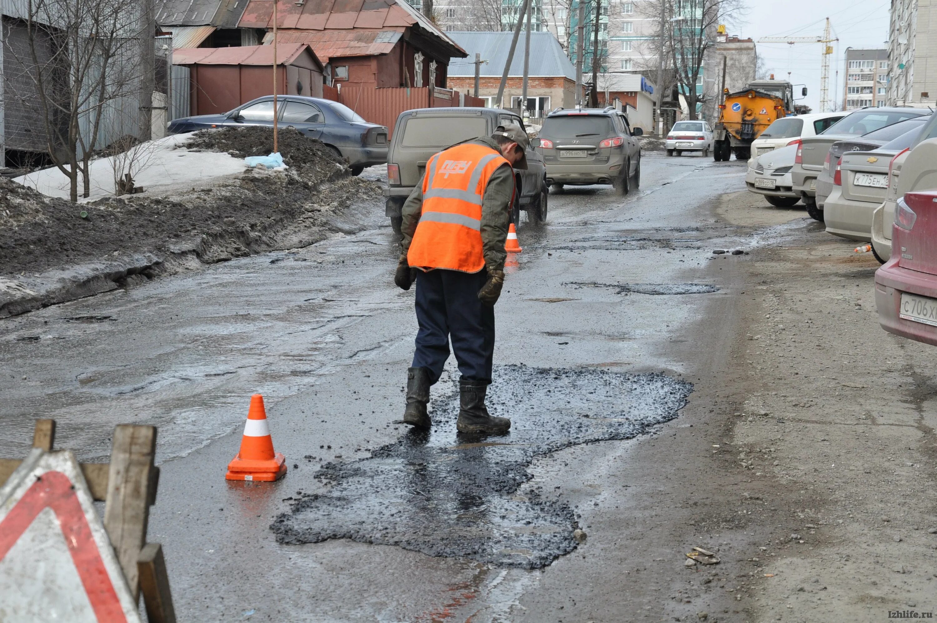 Ремонт дорог в городе. Лужи на асфальте. Ямы город дорога. Укладка асфальта в лужи.