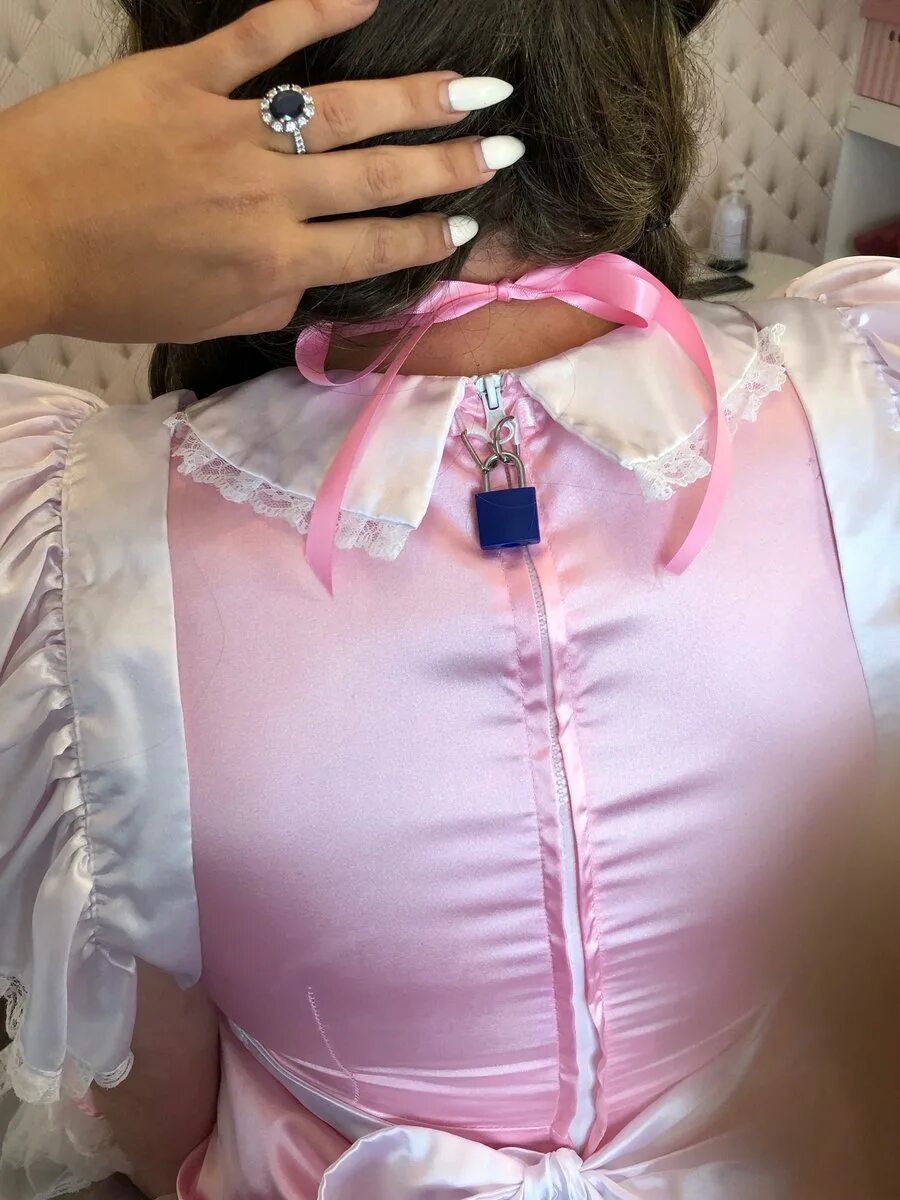 Мальчик в поясе верности. Женщина с ключами. Обувь для sissy. Туфли с замочком. Туфли с замком.