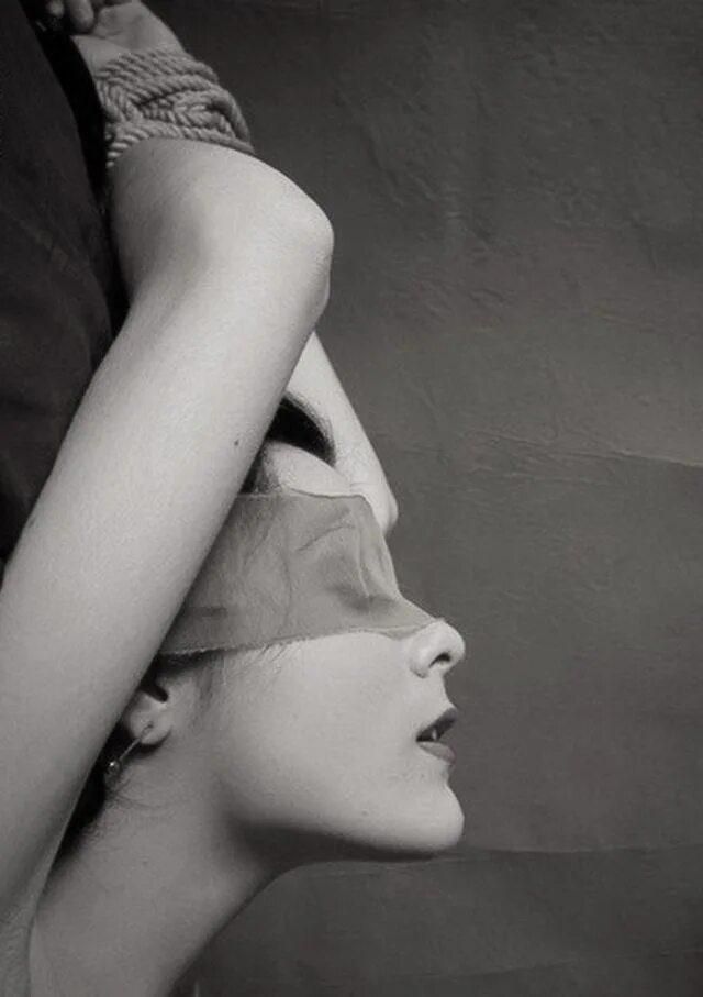 Мужчина и женщина сопасть. Завязанные глаза девушкам видео. Девушка с завязанными глазами. Девушка с завязанными глазами. Женщина с замазанными глазами.