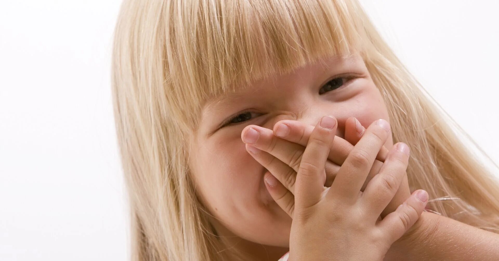 Ребенок с закрытым ртом. Ребенок закрывает рот. Детям о неприятных запахах. Воняют кислятиной