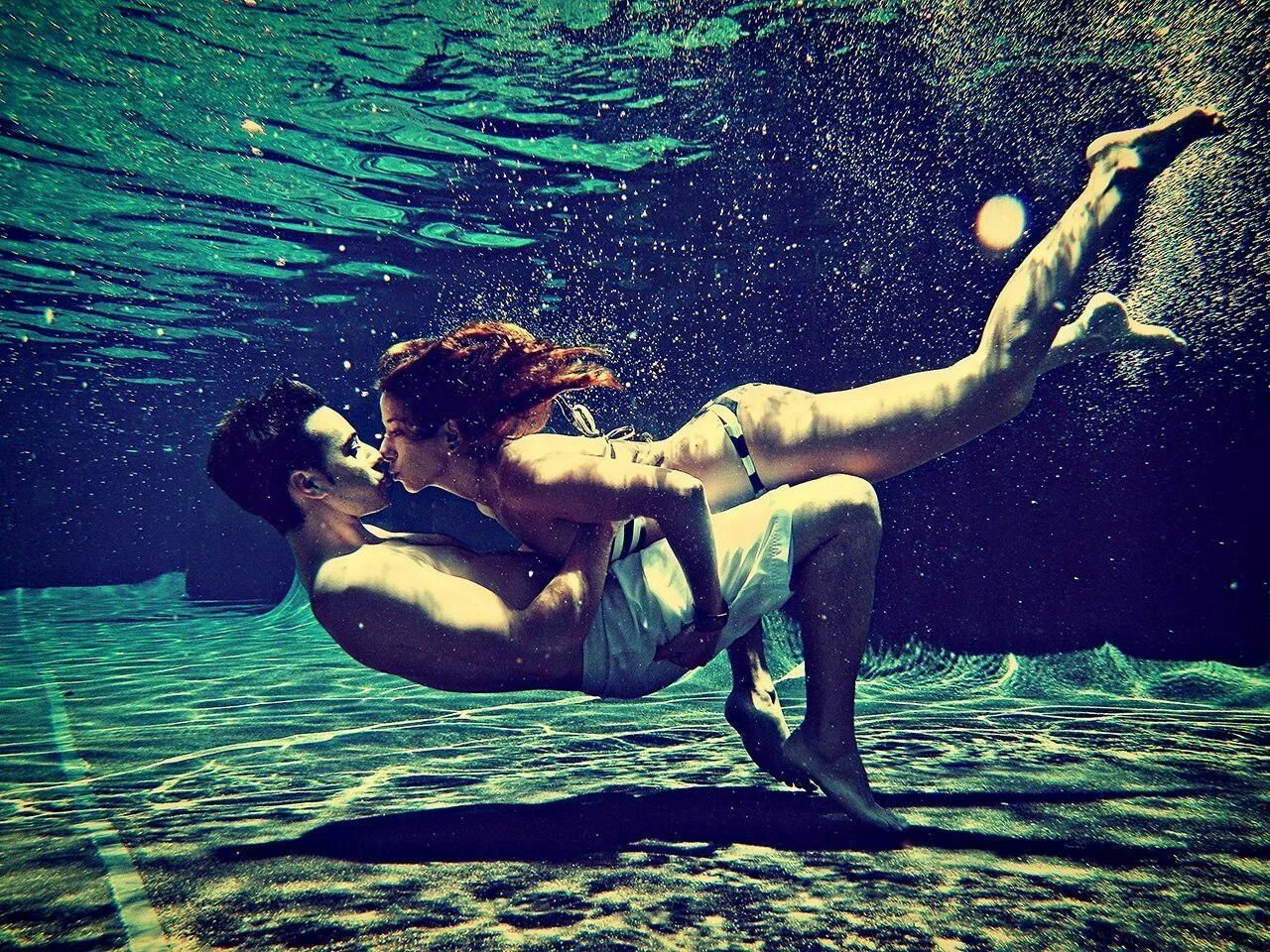 I want dating. Поцелуй под водой. Парень и девушка под водой. Влюбленные под водой. Двое под водой.