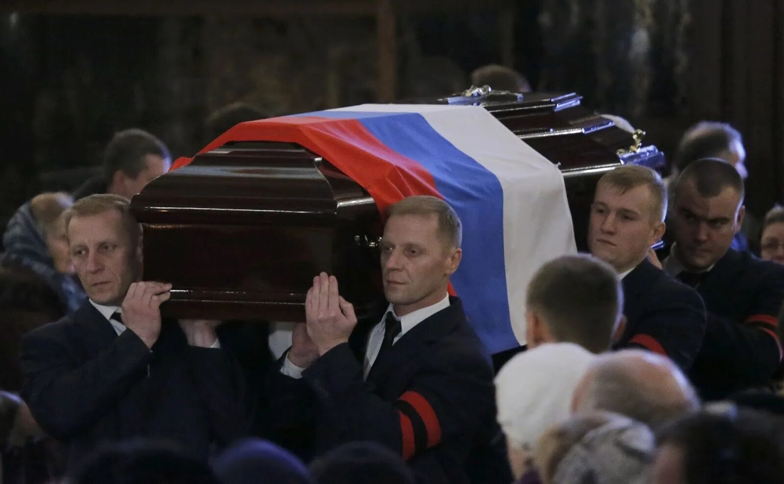 Фото навального в гробу крупно. Гроб с российским флагом.