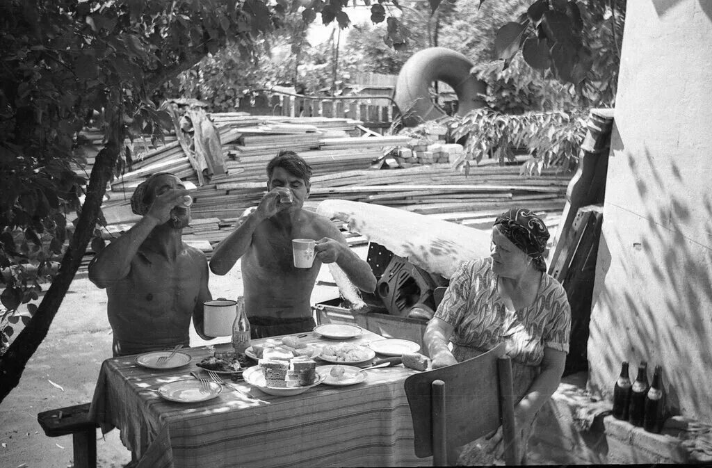 Август 1972 года. Обед советского человека. Август 1972. Лето 1972 года фото. 1970-Е семейный архив фотографий.