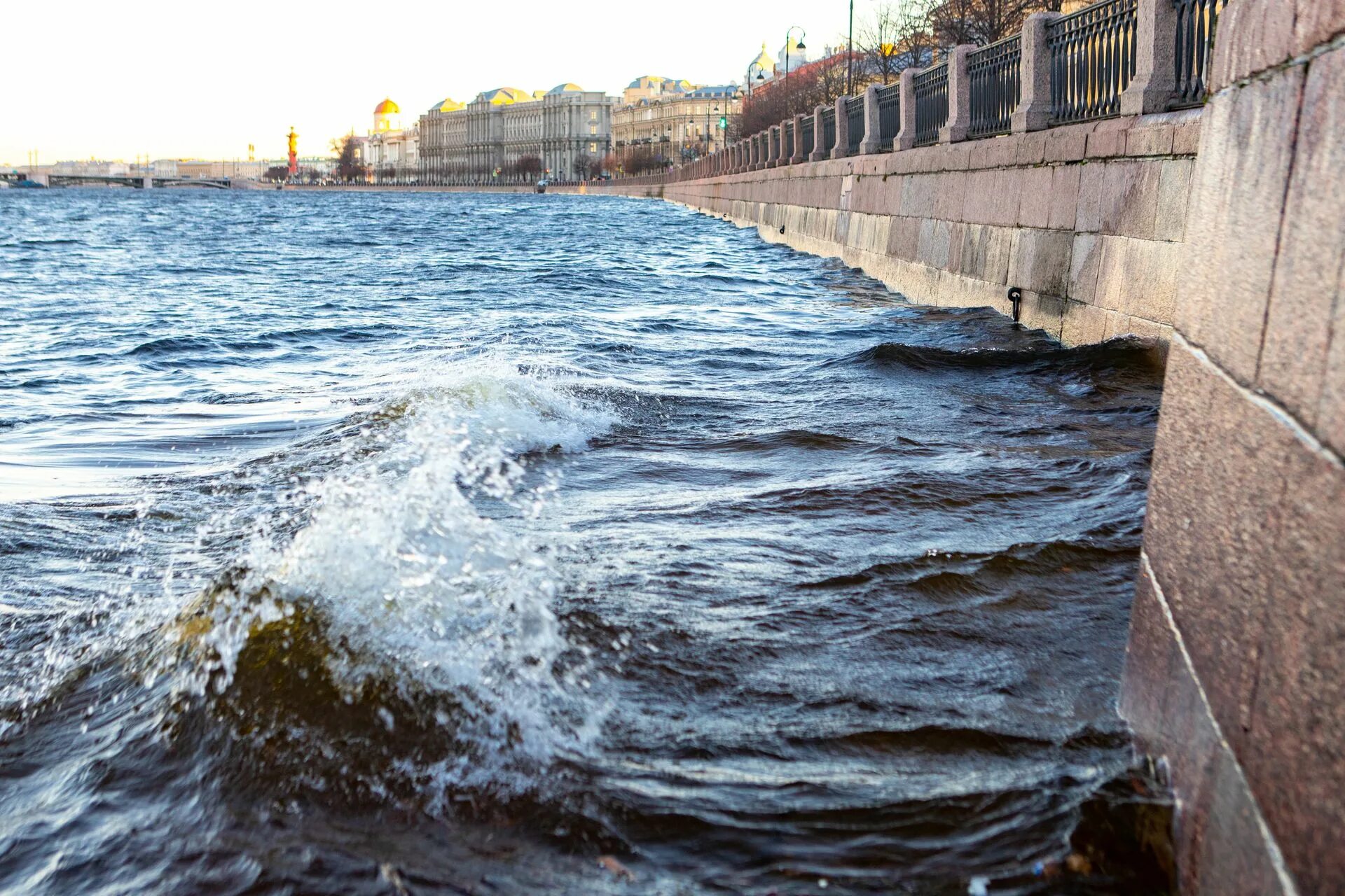 Дно Невы. Водохранилище Невы. Неизвестные объекты в Неве. Обуховской обороны с Невы. Утонул в неве