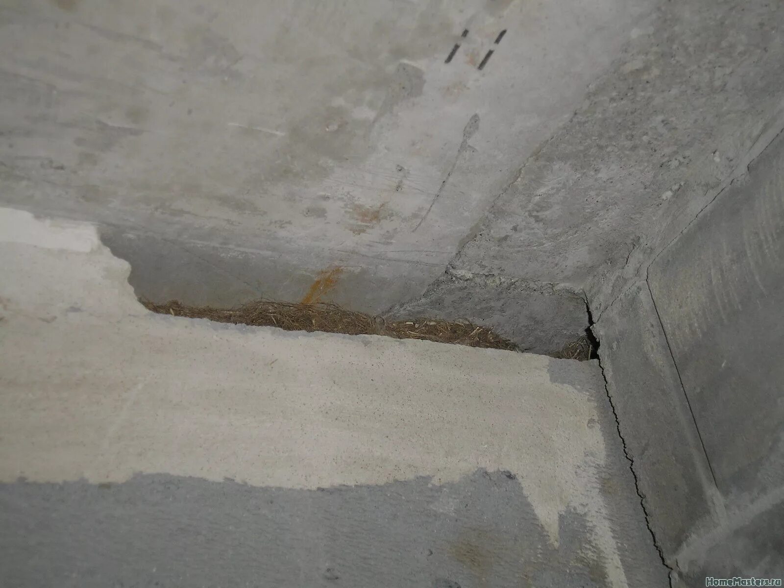 Заделка стыков между плит перекрытия 20 см. Стыки плит на потолке. Трещина между потолком и стеной. Замоноличивание стыков плит перекрытия.