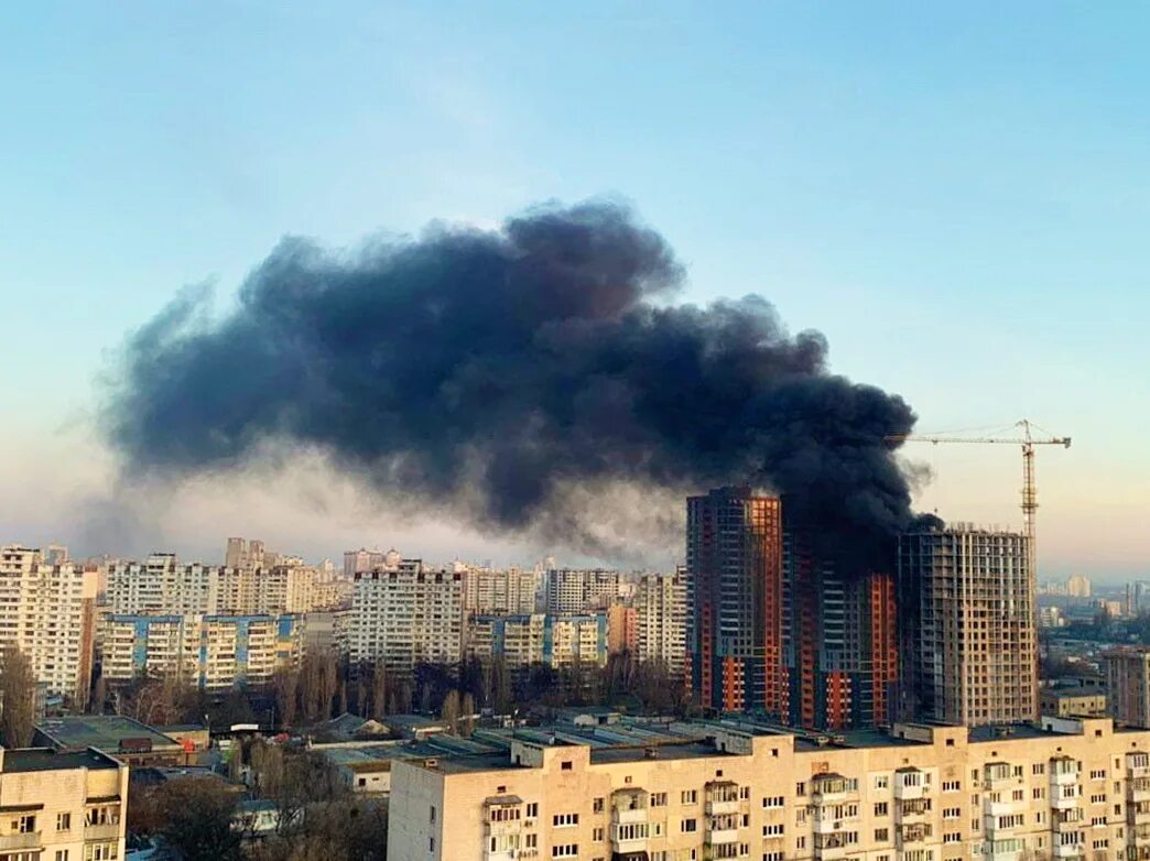 Пожар в многоэтажном доме. Горящий многоэтажный дом. Пожар дома многоэтажки. Пожар в Киеве. Сгорела многоэтажка