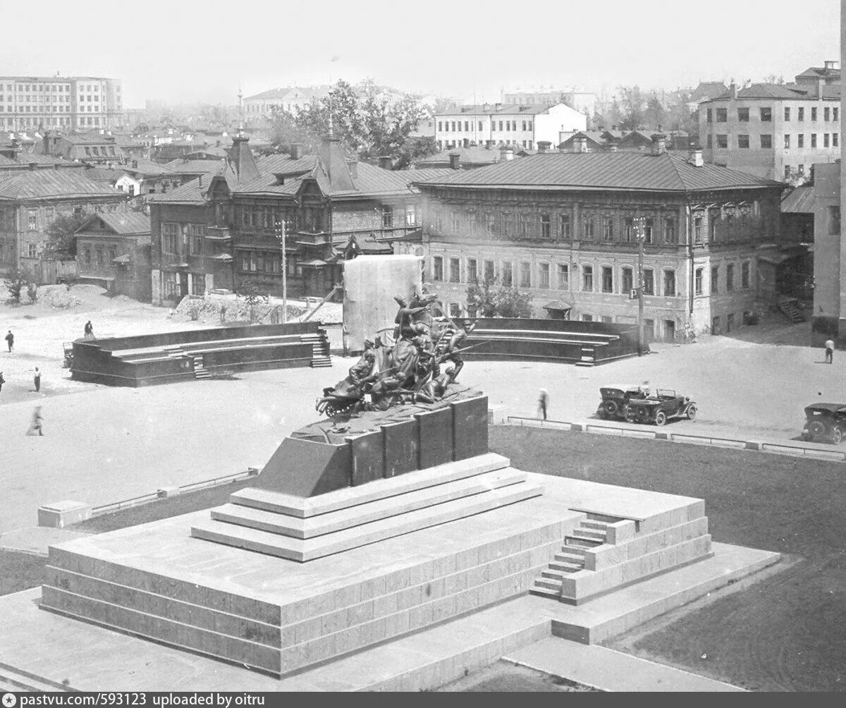 История пл. Самара площадь Куйбышева памятник Чапаеву. Театральная площадь (площадь Чапаева) Самара. Самара история площадь Чапаева. Памятник Чапаеву Самара улица Фрунзе.