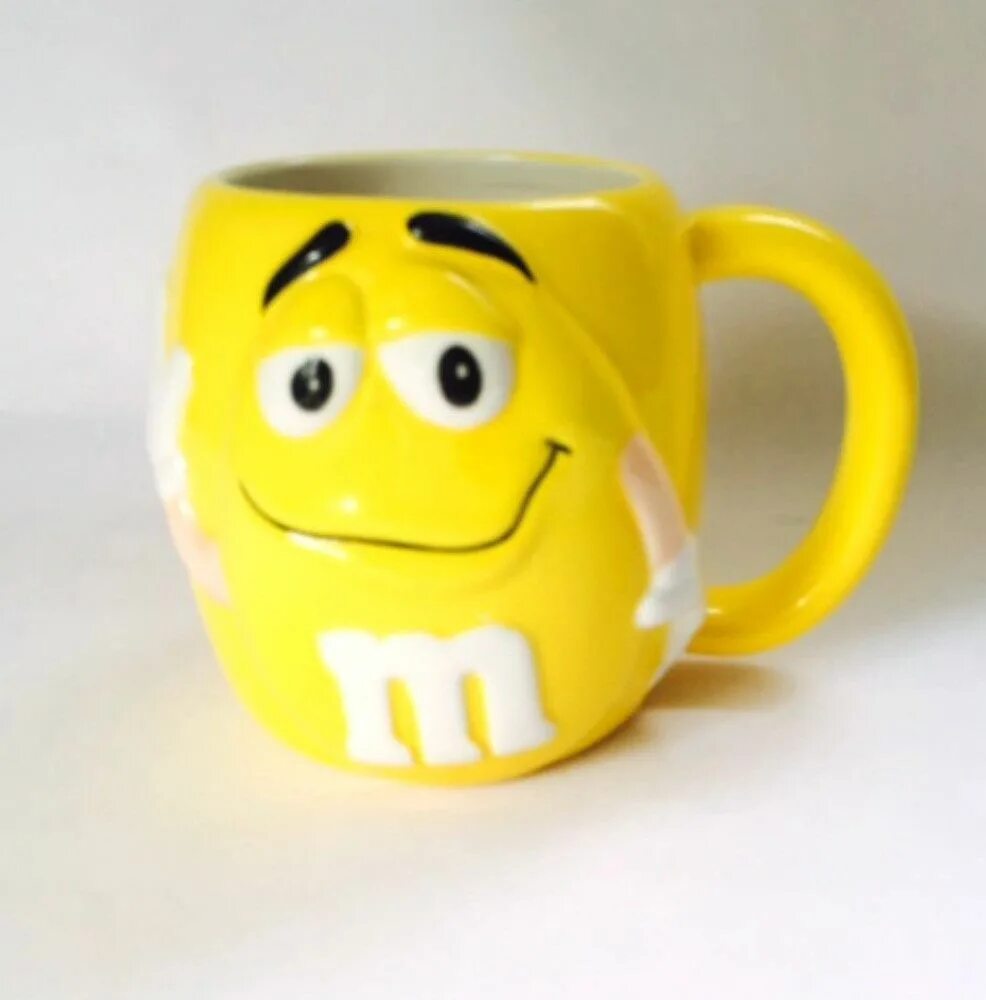 Чашка m m. Кружка m&amp;m желтая. m&amp;m`s желтая чашка. милые жёлтые лица в кружкн. кружка coolpodarok жмяк желтый.