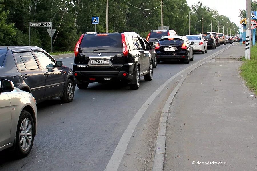 Пробка жд переезд. Пробка на переезде. пробки в домодедово. пробка ж д переезд. пробки долгопрудный.