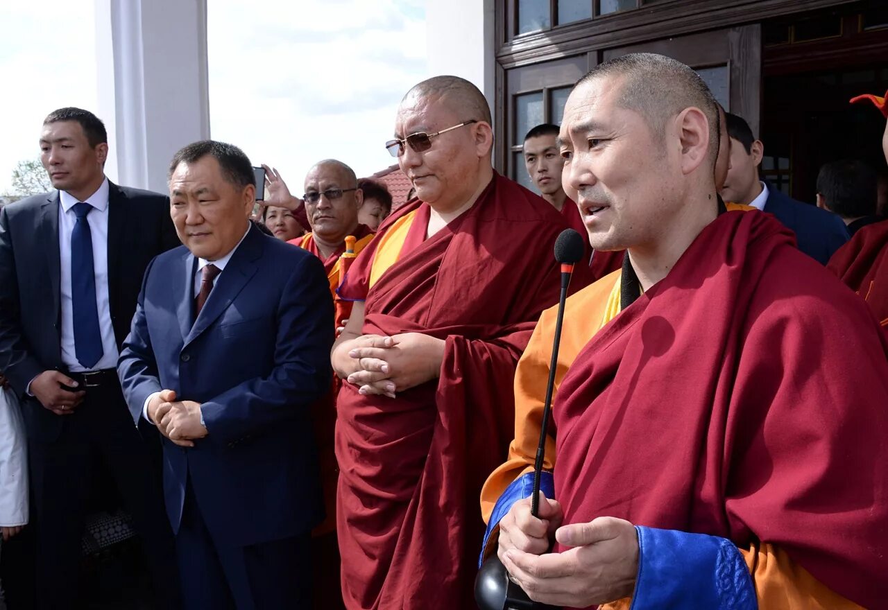 статуя будды в туве. республика тыва. республика тыва. храм цеченлинг в кызыле. буддийский храм тыва.