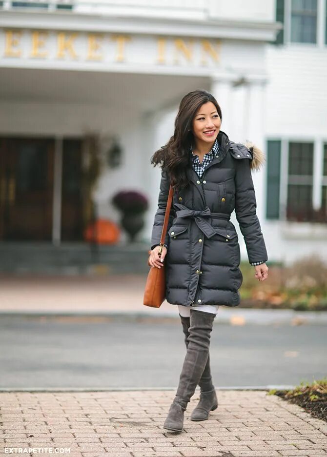 Образы с паркой. Треккинговые ботинки стрит стайл. Луки с черным пуховиком. Пуховик ботинки. Длинный пуховик.