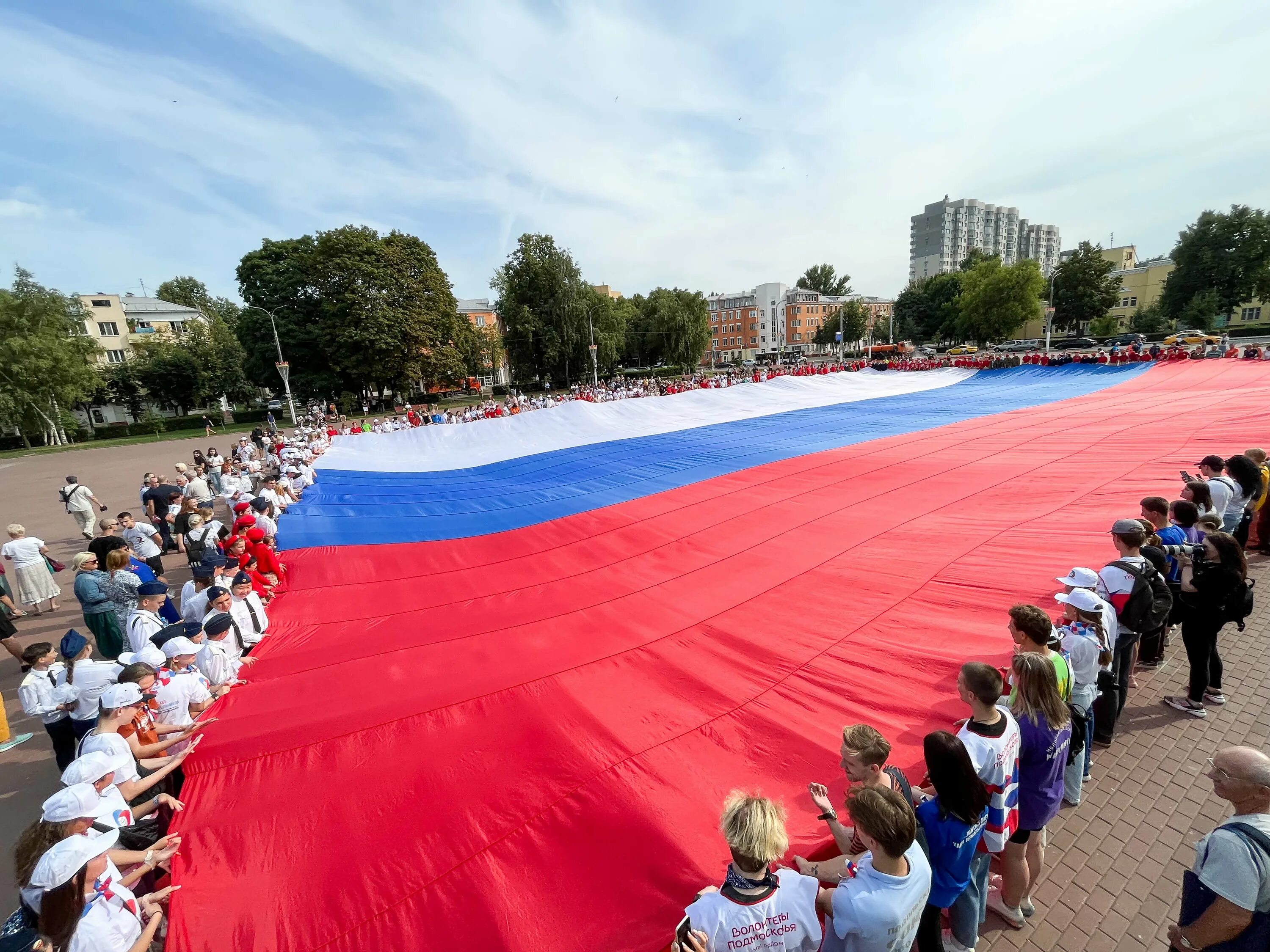 День россии фестивали. Российский Триколор. Празднование на день России на площади. Самый большой флаг России. День государственного флага Российской Федерации.