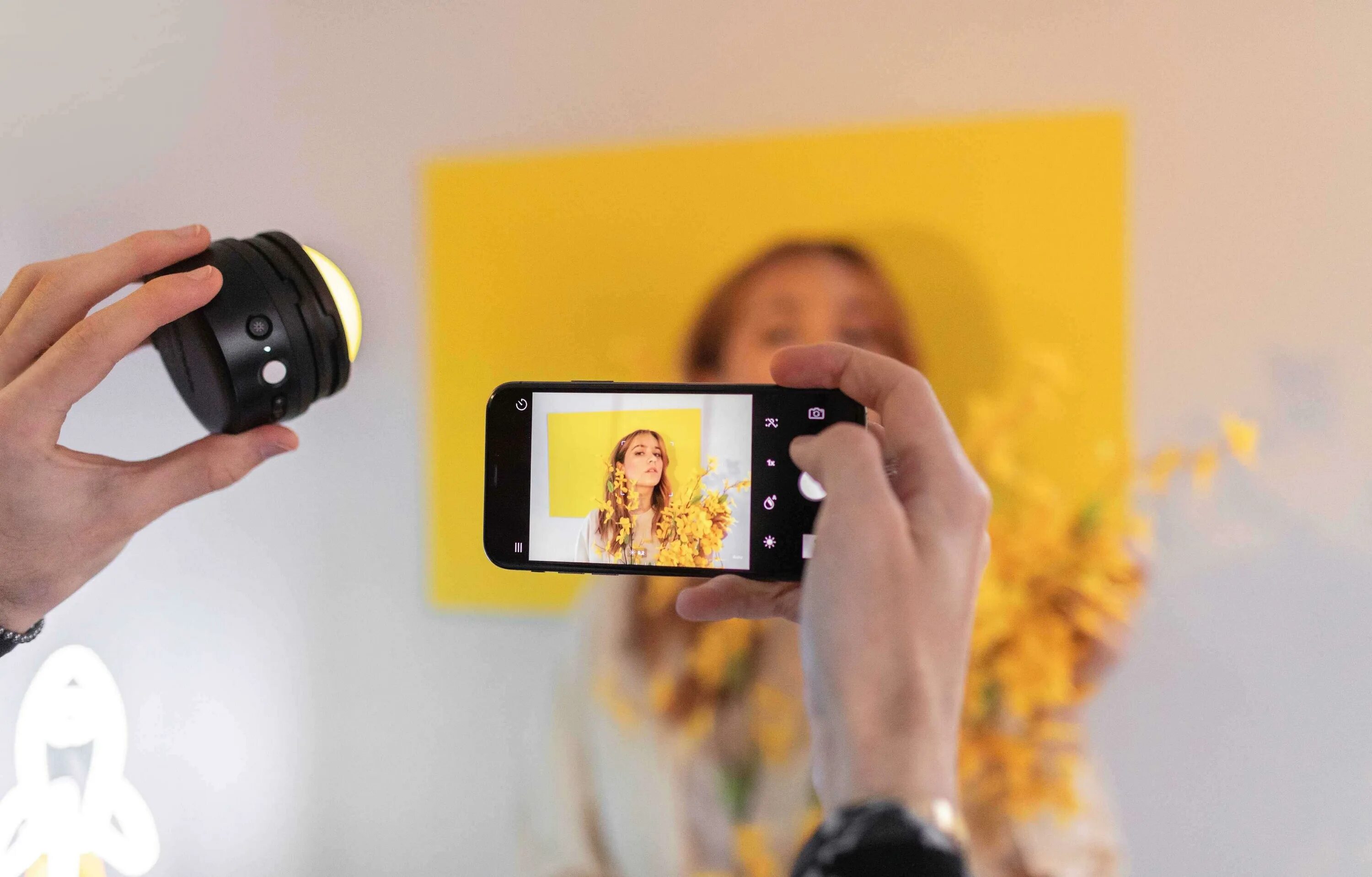 Мобилография. Фотографирует на телефон. Мобильная фотография видео. Мобильная фотография видео. Мобильный фотоаппарат.