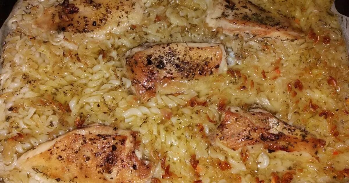 Рецепт куриных в духовке с макаронами. Бедра с макаронами в духовке. макароны с курицей в духовке. куриные бедра в духовке с макаронами. макароны с курицей в духовке без варки.