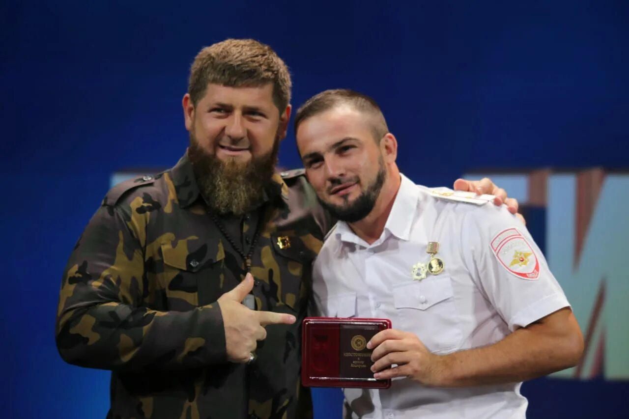 Рамзан кадыров с медалями. Кадыров и магомед даудов. Медаль ахмат хаджи кадырова. Инаугурация кадырова 2004. Орден рамзана кадырова.