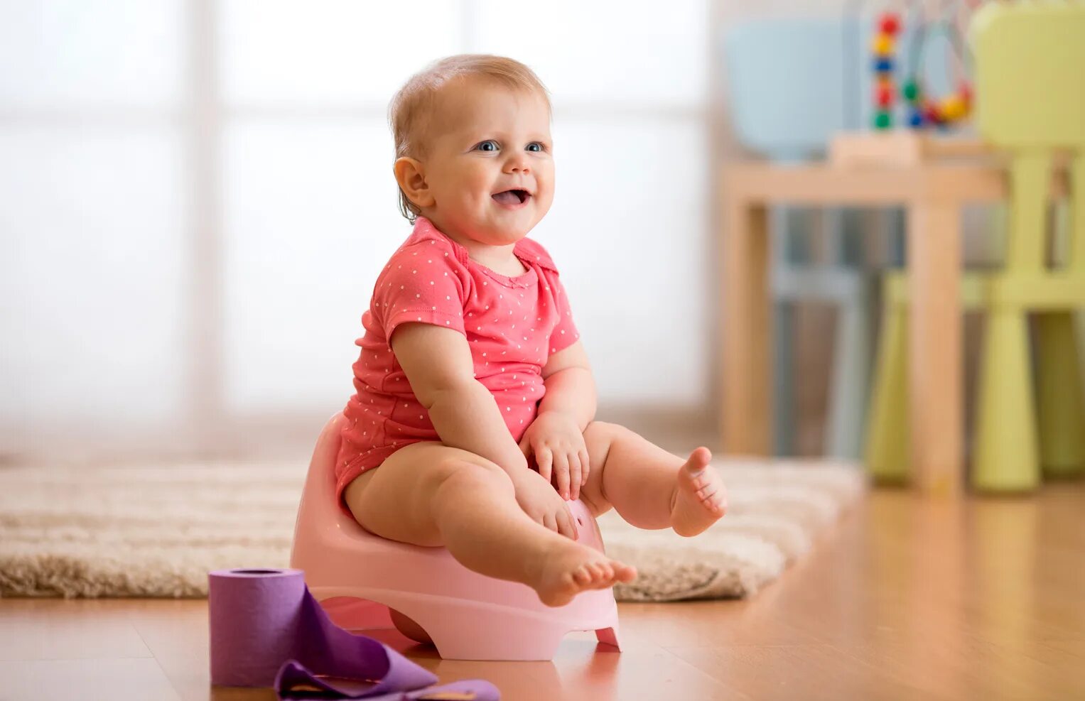 Ребенок на горшке. Ребенок на горшке. Приучение к горшку ребенка. Девочка на горшке. Смешная девочка на горшке.