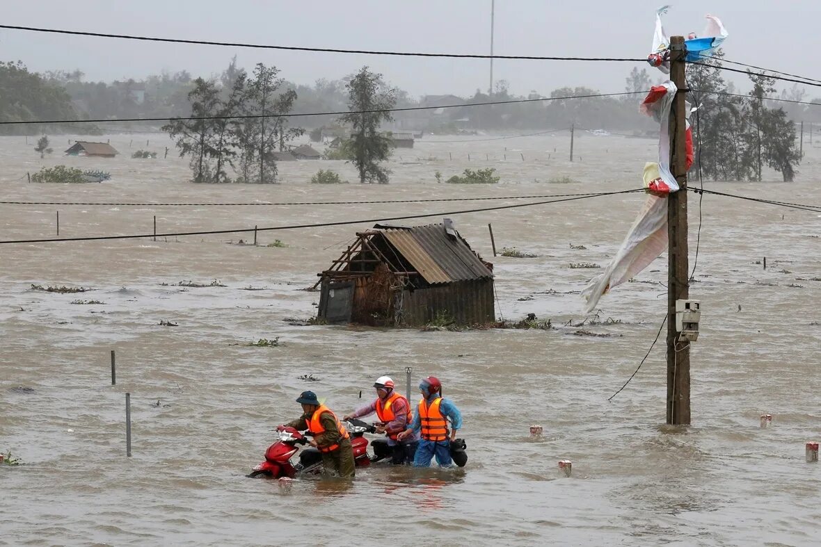 Flood natural disaster. Тайфун Доксури. Стихийные бедствия наводнение. Тихийны ебедствия. Наводнения. Сильное наводнение.