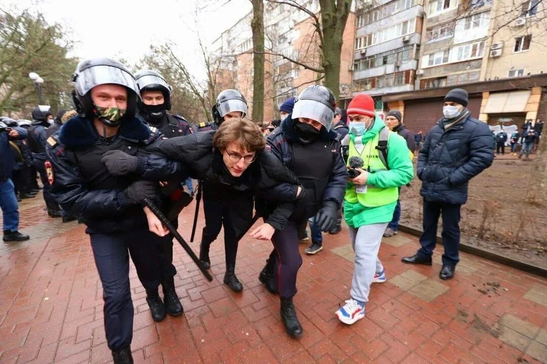 Митинг ростов сегодня. Протесты в Ростове. Задержание в Ростове на Дону. Митинг в Ростове. Акция в поддержку Навального в Ростове-на-Дону.