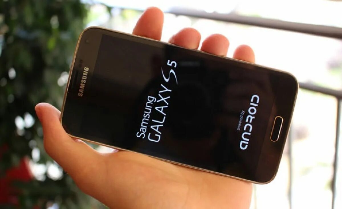 Горит экран телефоне самсунг. Samsung Galaxy s21 Ultra. Samsung включается. Включение телефона самсунг. Экран включения самсунг.