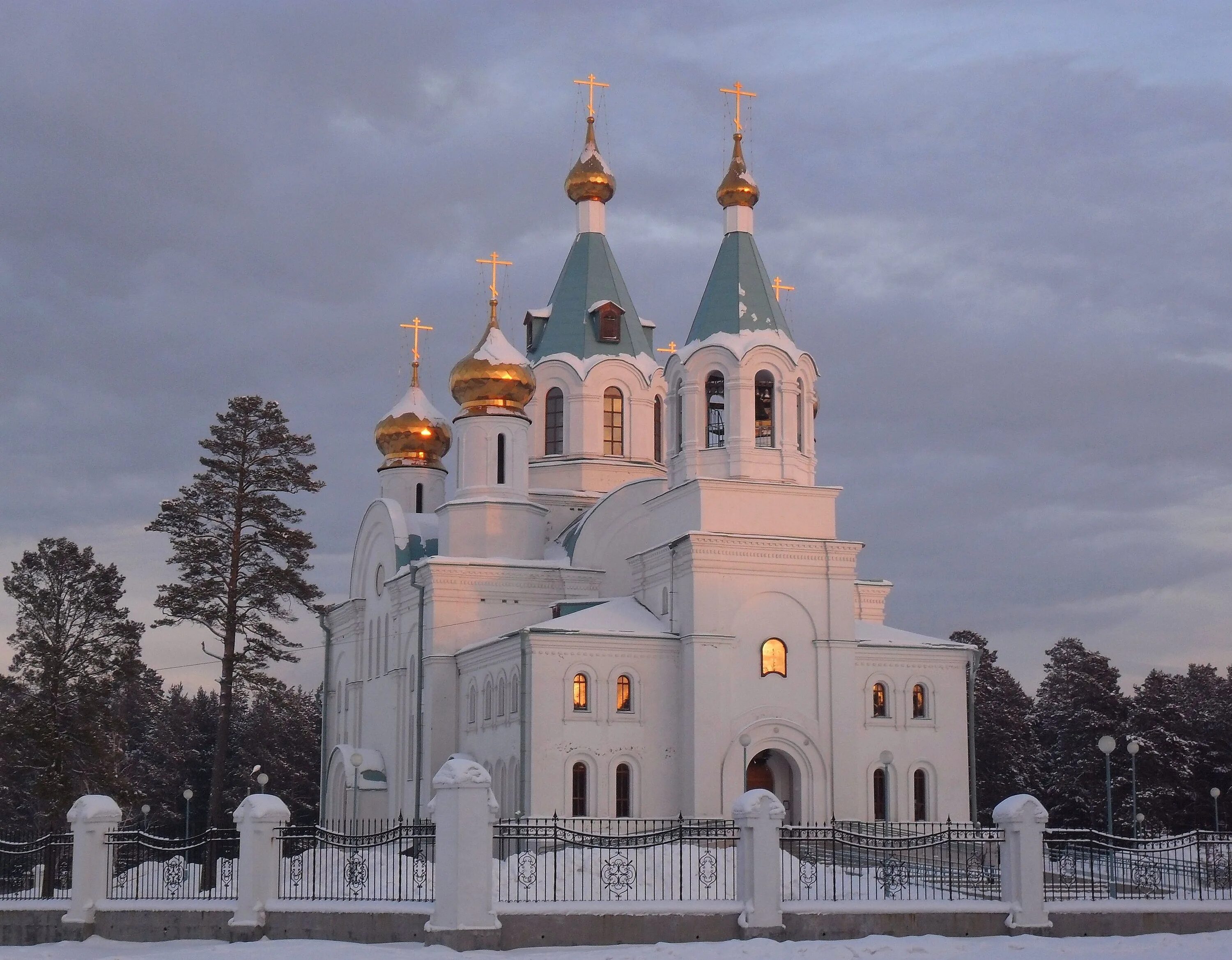 Храм святой троицы ангарск зимой. Ангарский храм. Ангарский храм. Церковь ангарск 7. Храм во имя святой троицы ангарск.