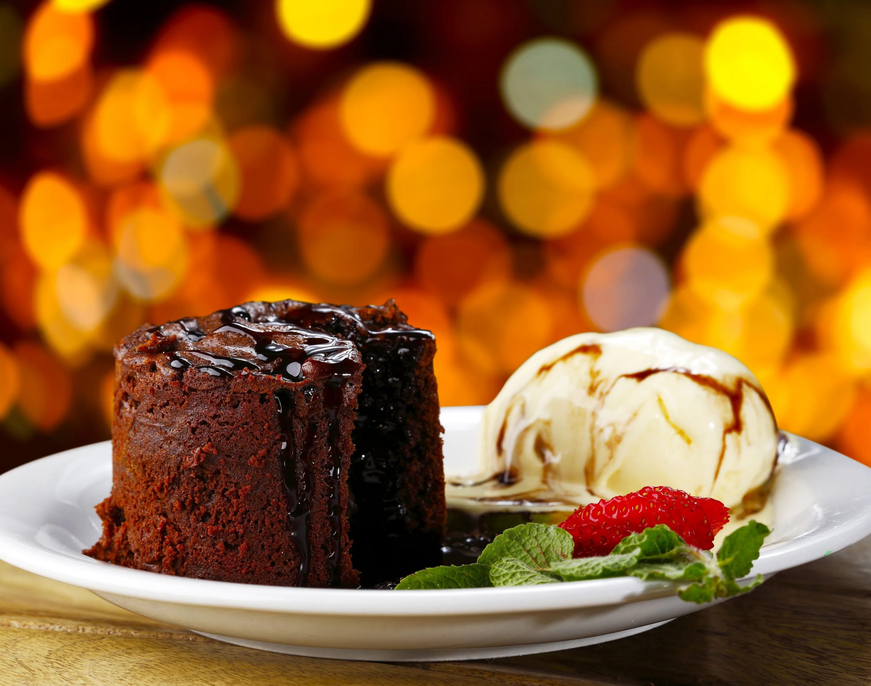 Торт с шоколадом и мороженым. Торт мороженое. Кекс с кремом. Шоколадно клубничное мороженое торт. Торт шоколадный пломбир.