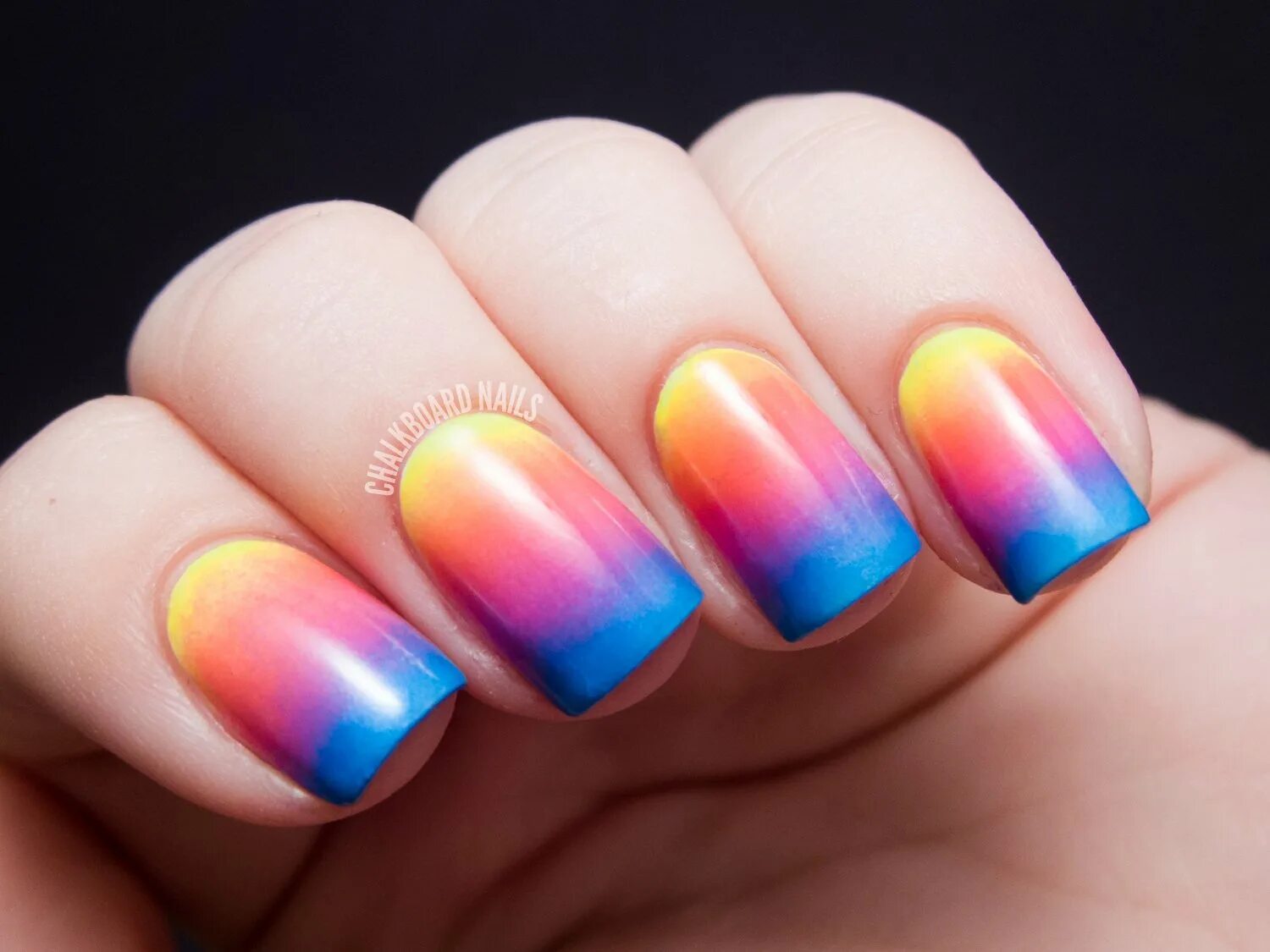радужный маникюр. радужный градиент на ногтях. маникюр на короткие ногти радуга. разноцветные ногти. гель лак радугой.