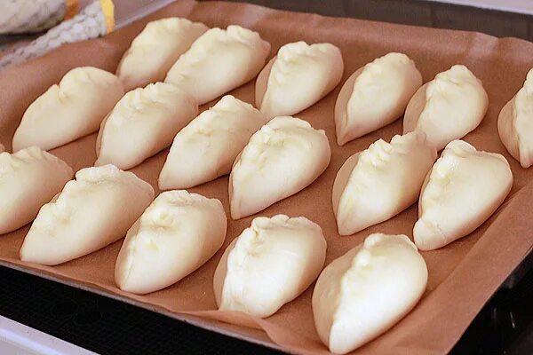 Гребешки из теста. Пирожки гребешки. формы закрытых пирожков гребешки. как сделать гребешок на пирожках. как делать гребешки на пирогах.