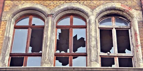 Разбитые окна в здании