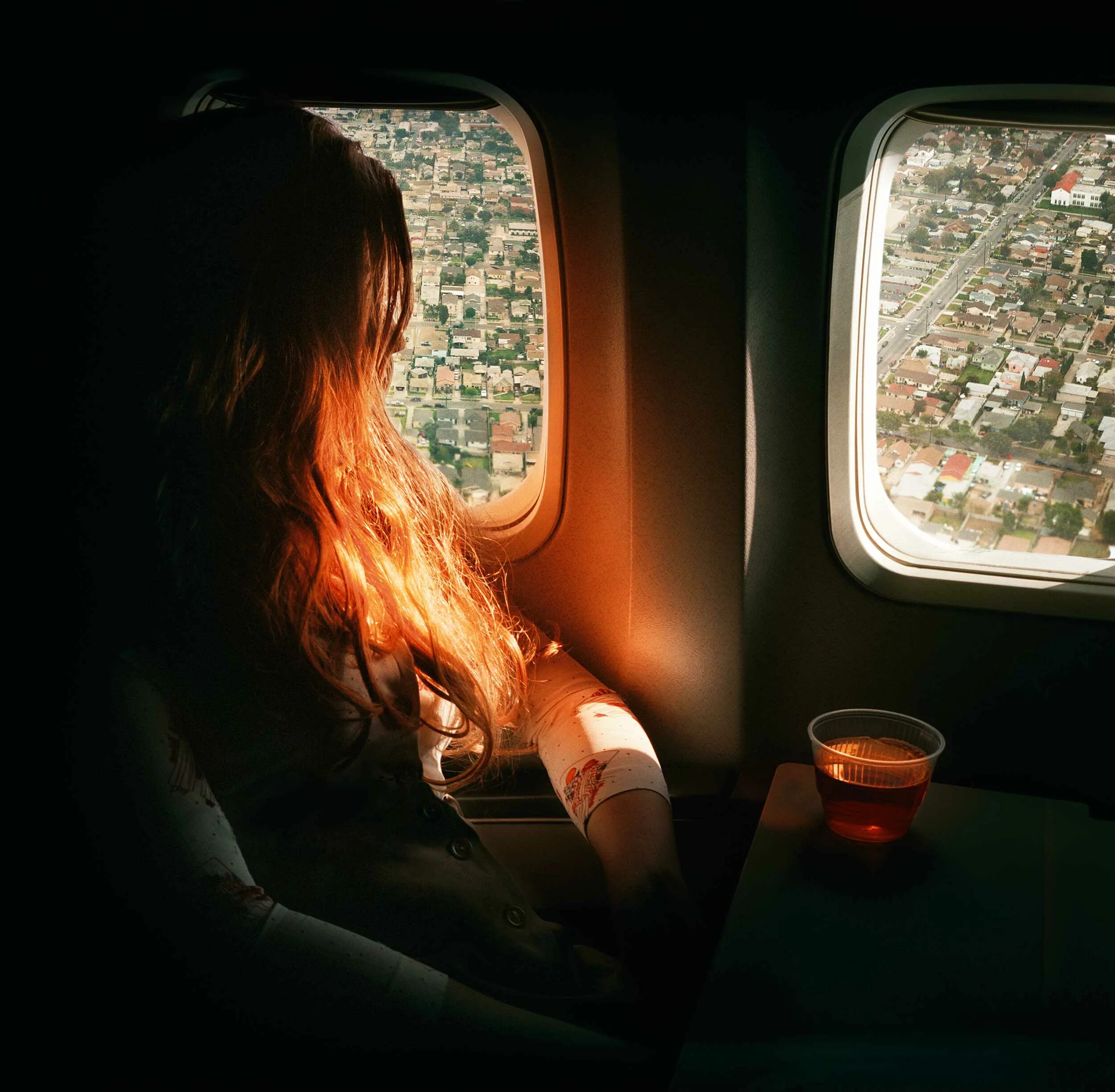 Рыжая девушка в поезде. Девушка в поезде у окна. На самолете девушка рыжая. Девушка в поезде со спины. Поезд ночь спать