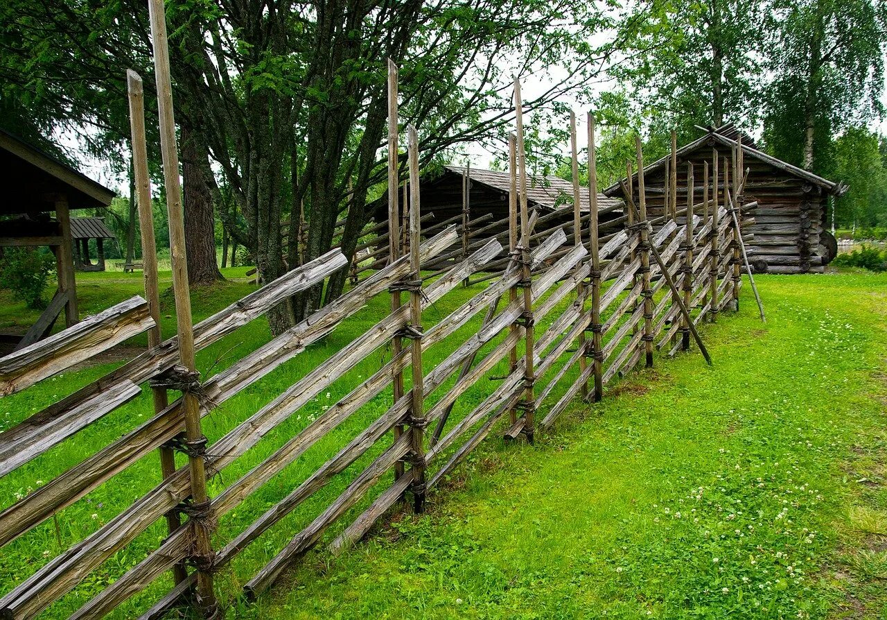Забор в деревне фото