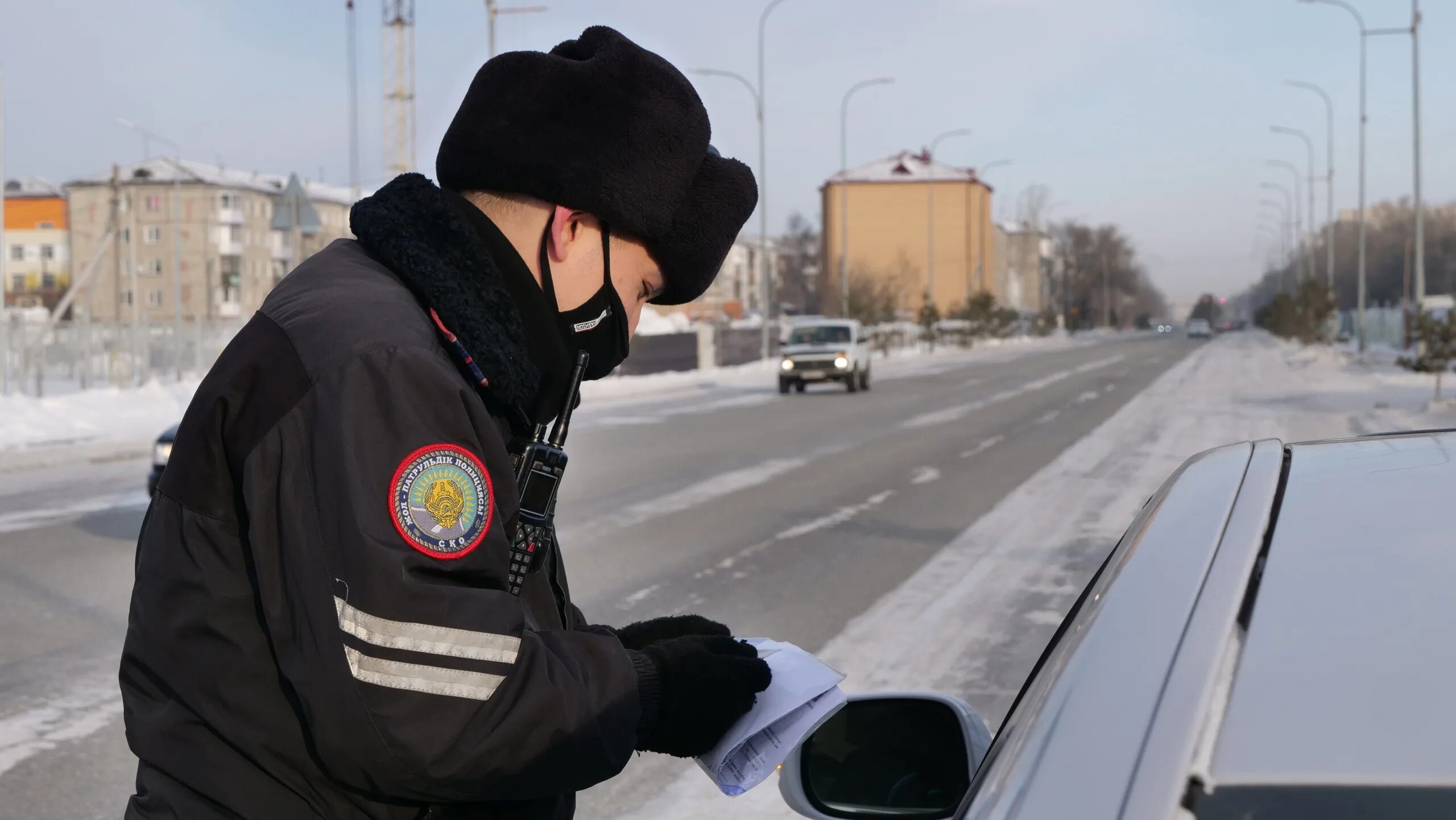 Водитель казахстан. Водитель в казахстане петропавловск. Полиция ночью. Дпс атырау. Патрульная полиция казахстана.