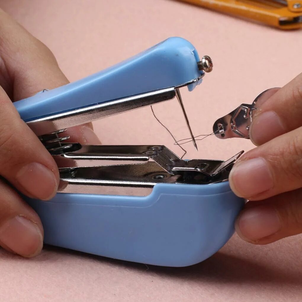 Как в швейную ручную машинку вставить. Мини швейная машинка Mini Sewing Machine. Портативная швейная машинка ручная sm202а. Швейная мини машинка Sewing Machine manual. Швейная мини-машинка ripoma 4в1.