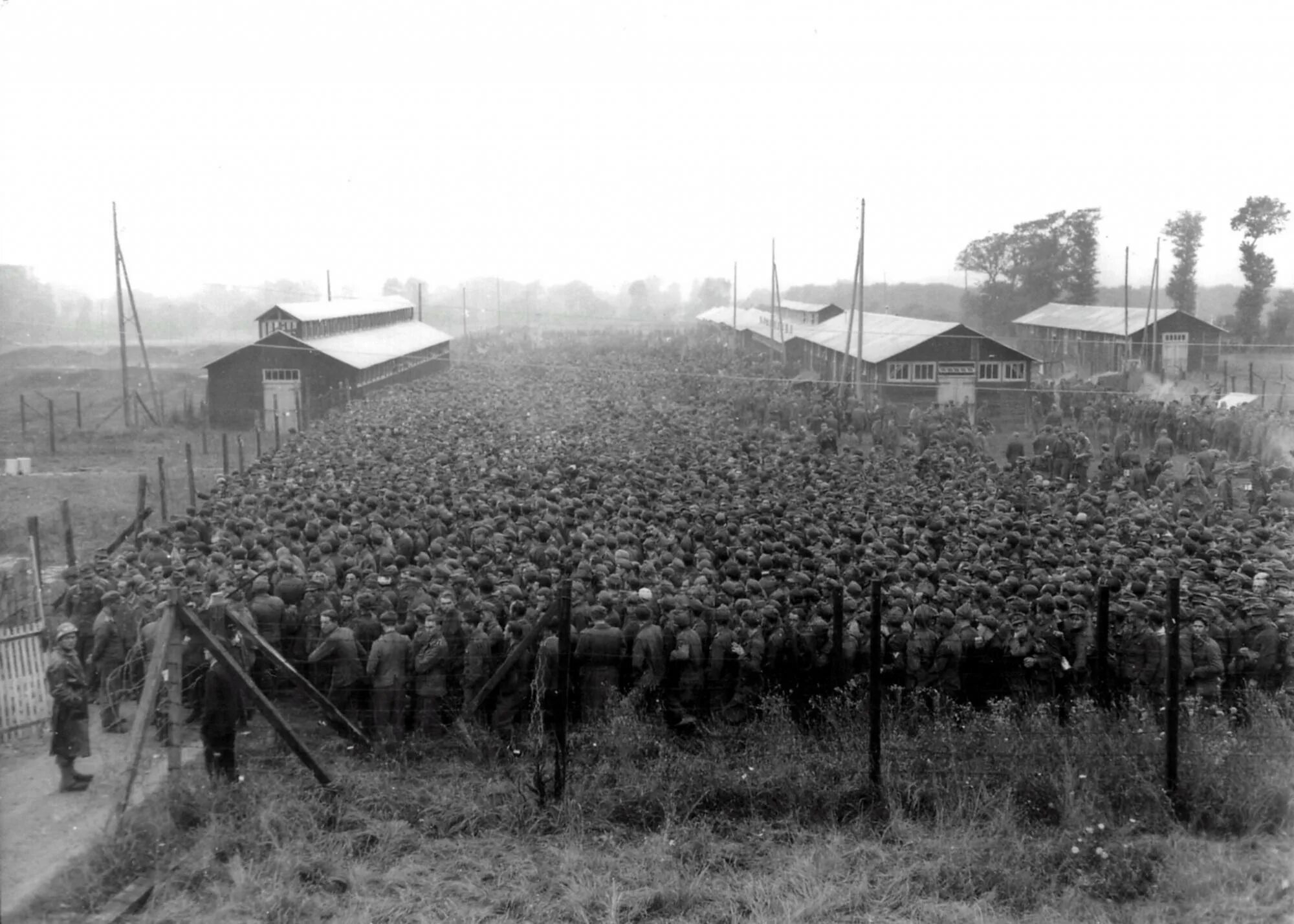 Лагеря для военнопленных в Германии. Заключенные лагерь военнопленных в Германии. Лагерь военнопленных в Германии вторая мировая. Лагерь для военнопленных 1944. Лагерь военнопленных запад 2