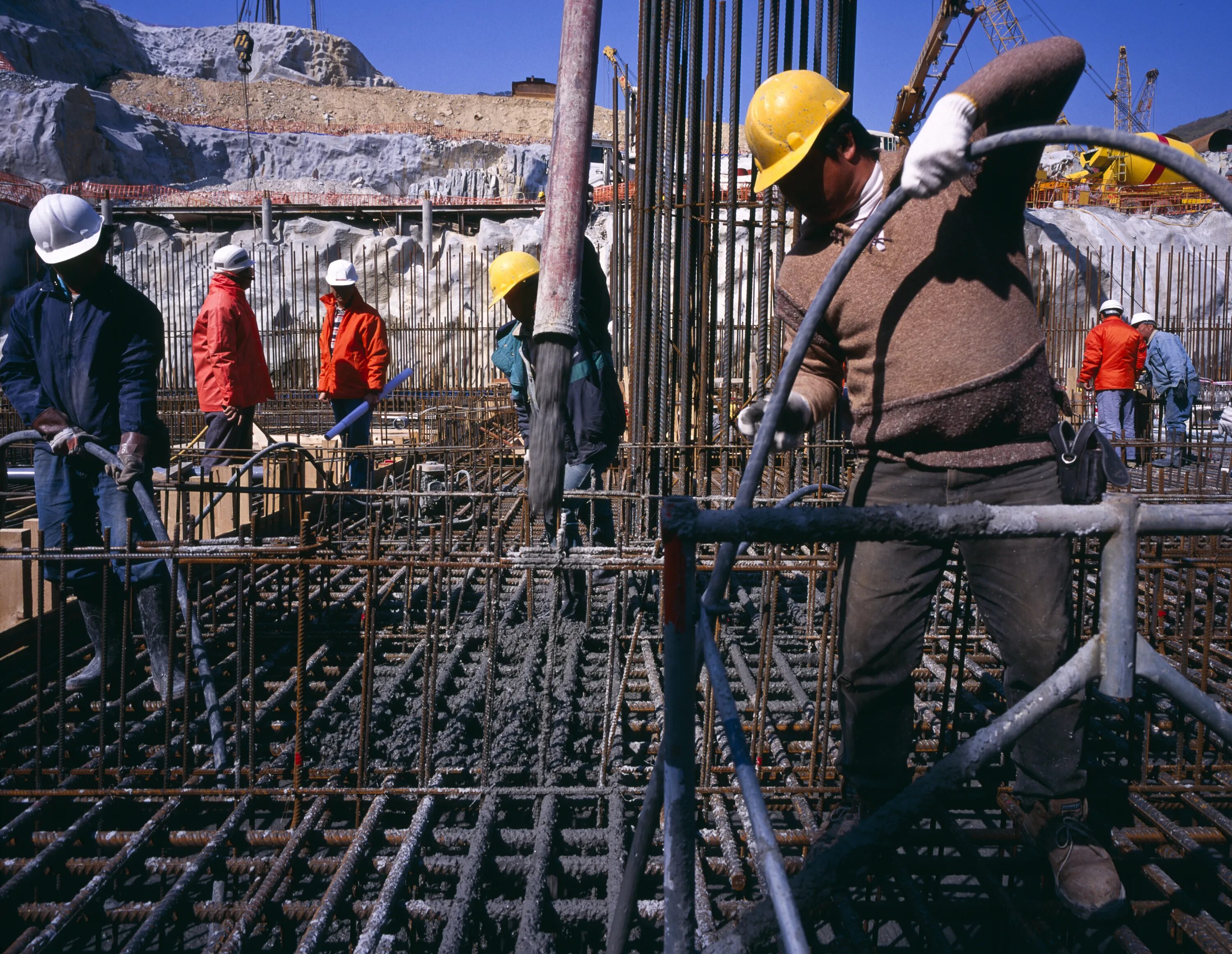 строительный объект. строительная вахта. бетонщики монолитчики. строительная вахта. промышленная безопасность.