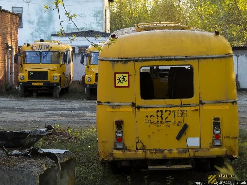 Продажа списанных организаций. Списанные машины. Списанные машины МВД. Стоянка списанных автомобилей. Стоянка списанных автомобилей полиции.