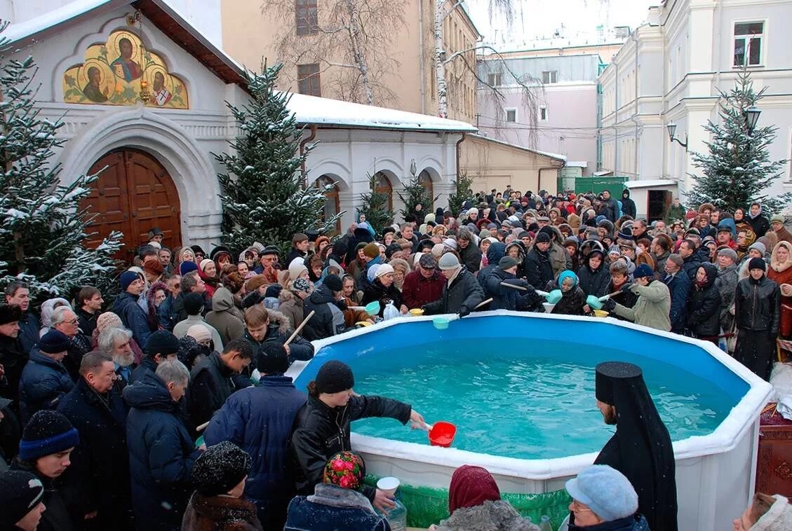 Перед крещенской водой. Купель Сретенский монастырь. Сретенский монастырь крещение. Освящение воды в храме. Купель в церкви на крещение.