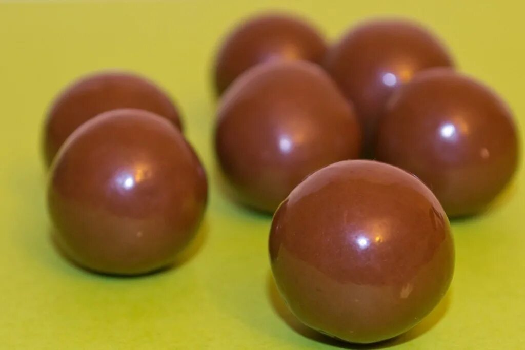 Шоколад бол. Шоколадные шарики. Шоколадная сфера. Конфеты шоколадные сферы. Шоколад шарики коричневый.